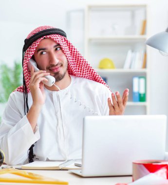 Arap mühendis yeni proje üzerinde çalışıyor