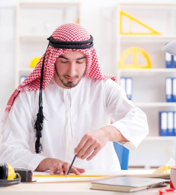 Arap mühendis yeni proje üzerinde çalışıyor