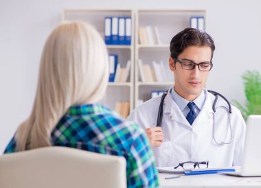Hastanedeki hasta muayene için doktoru ziyaret ediyor.