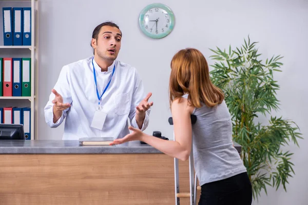 Jeune patient à la réception à l'hôpital — Photo