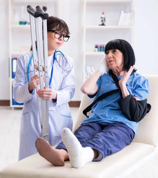 Lekarz badający starą dojrzałą kobietę po incydencie — Zdjęcie stockowe