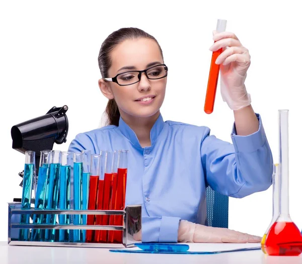 Químico de laboratorio que trabaja con microscopio y tubos — Foto de Stock