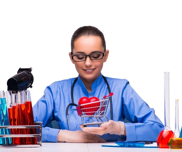 Doctora joven en laboratorio aislada en blanco — Foto de Stock