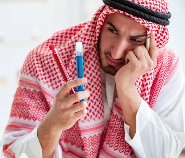 Arabische Chemikerin arbeitet im Laborbüro — Stockfoto