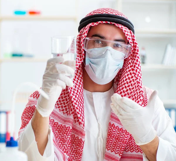 Arabischer Chemiker überprüft Trinkwasserqualität — Stockfoto