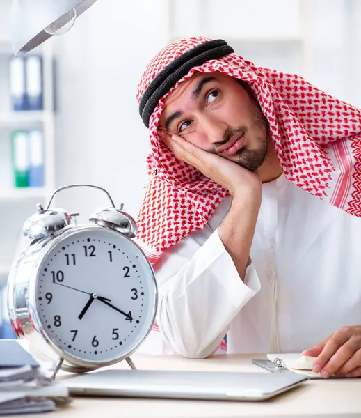 Homme d'affaires arabe travaillant dans le bureau — Photo