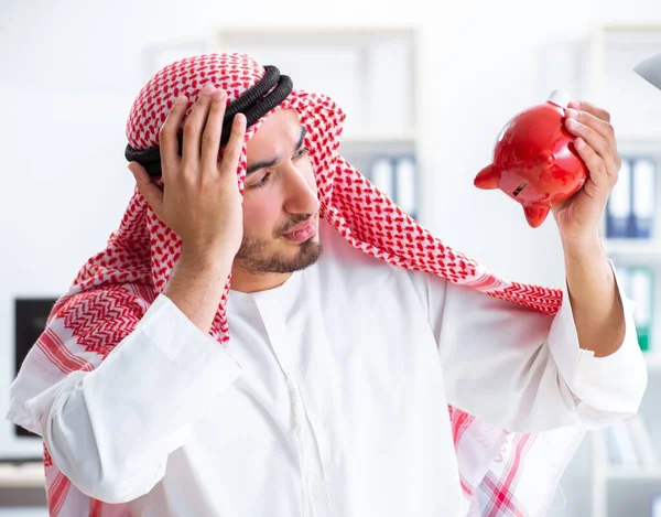 Arabischer Geschäftsmann arbeitet im Büro — Stockfoto