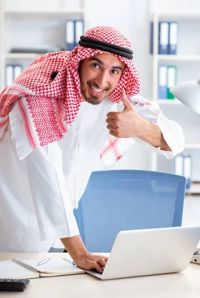 사무실에서 일하는 아랍 사업가 — 스톡 사진