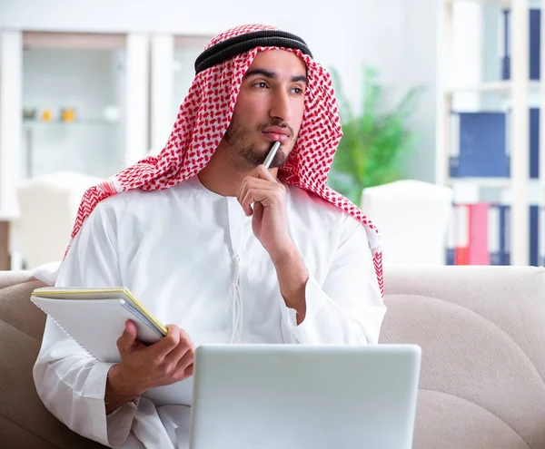 Uomo arabo che lavora a casa sul suo lavoro — Foto Stock