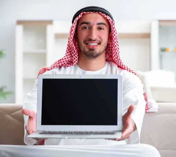 Арабський чоловік працює вдома над своєю роботою. — стокове фото