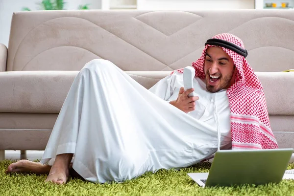 Hombre árabe trabajando en casa en su trabajo — Foto de Stock