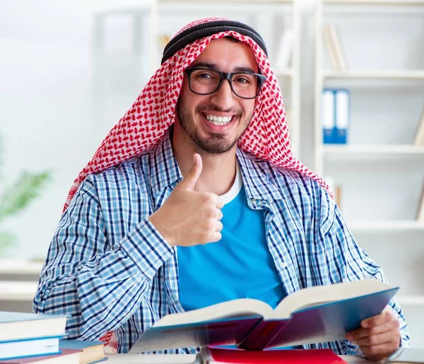 Studente arabo preparazione per gli esami universitari — Foto Stock