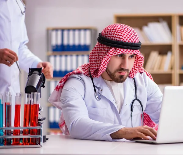 Arabský lékař pracující v nemocnici laboratoře — Stock fotografie