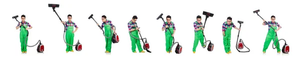 Hombre divertido en monos verdes de limpieza al vacío —  Fotos de Stock
