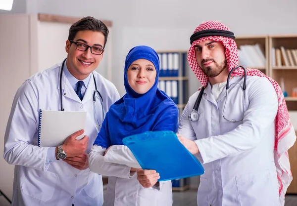 Diversiteitsconcept met artsen in het ziekenhuis — Stockfoto