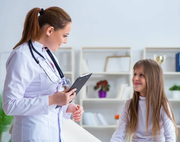 Medico femminile pediatra controllo ragazza — Foto Stock