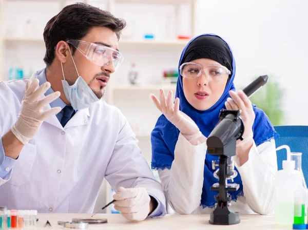 Zwei Chemiker im Labor — Stockfoto