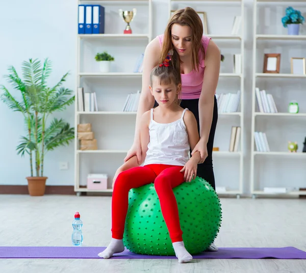 Ragazza e madre che si esercitano a casa — Foto Stock