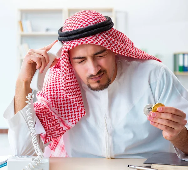 Homme arabe avec Bitcoin dans le concept d'exploitation minière crypto-monnaie — Photo