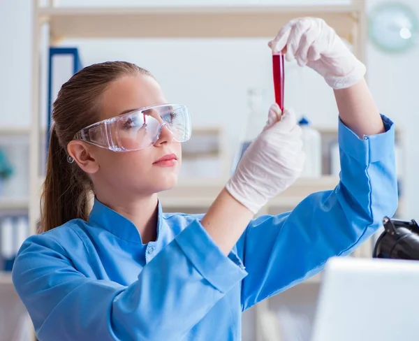 Pesquisadora cientista conduzindo uma experiência em um labora — Fotografia de Stock