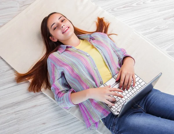 Bilgisayarda internette sörf yapan genç bir kız. — Stok fotoğraf