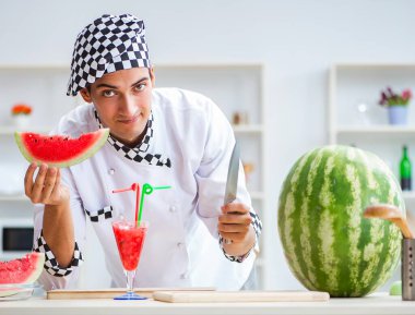 Mutfakta karpuzlu bir erkek aşçı.