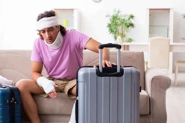 Jovem ferido se preparando para a viagem — Fotografia de Stock