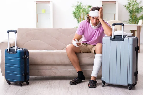 Young injured man preparing for the trip — Stock Photo, Image