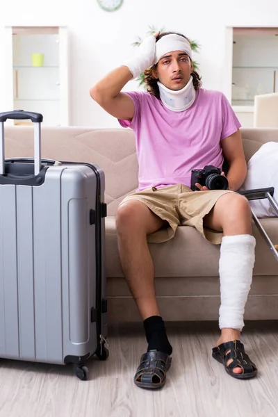 Jovem ferido se preparando para a viagem — Fotografia de Stock