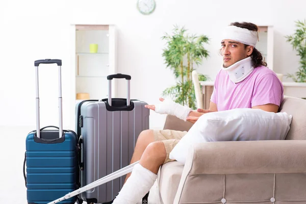 Young injured man preparing for the trip — Stock Photo, Image