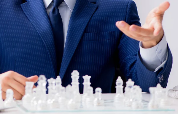 Jonge zakenman speelt glazen schaak in kantoor — Stockfoto