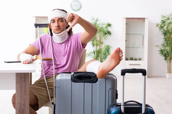 Joven herido preparándose para el viaje — Foto de Stock