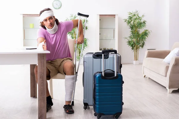 Jovem ferido se preparando para a viagem — Fotografia de Stock