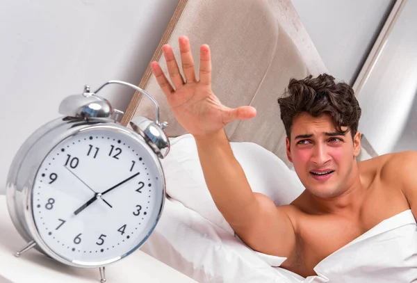 Hombre que tiene problemas para despertarse por la mañana — Foto de Stock