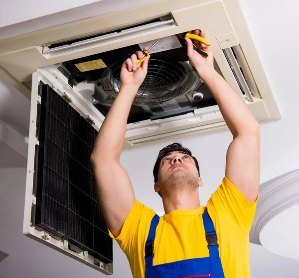 Réparateur unité de climatisation de plafond de réparation — Photo