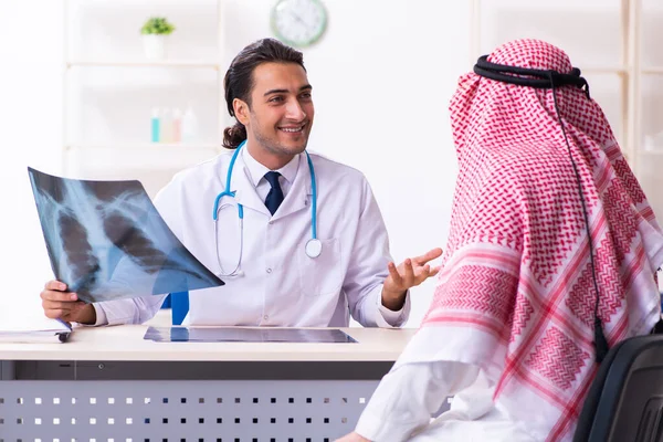 Old male arab visiting young male doctor — Stock fotografie