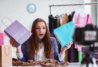 Moda blogcusu blog için video kaydediyor