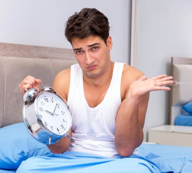 Adam sabahları uyanmakta zorlanıyor.