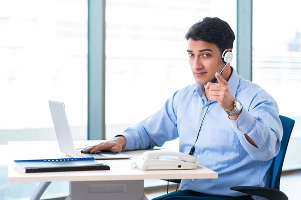 Muž call-center operátor v obchodním konceptu — Stock fotografie