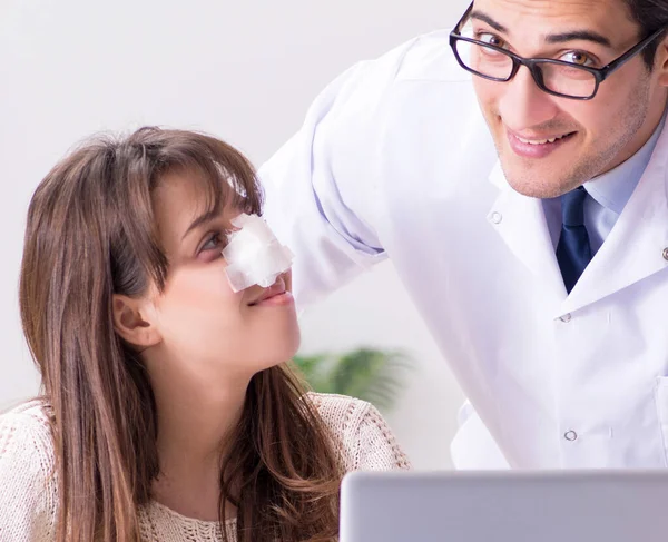 Manlig läkare talar med patient med näsoperation — Stockfoto