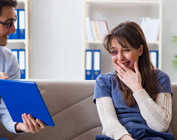 Psykolog rådgivning kvinna misshandlad av make — Stockfoto