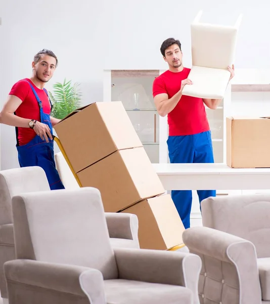 Two contractor employees moving personal belongings — Stock Photo, Image