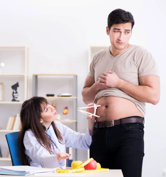 Médico nutricionista dando conselhos para paciente com sobrepeso de gordura — Fotografia de Stock