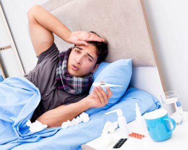 Hasta adam yatakta ilaç ve uyuşturucu alıyor.