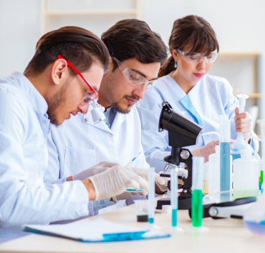 Laboratuvarda çalışan kimyagerler.