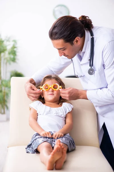 Jovem médico pediatra com menina pequena — Fotografia de Stock