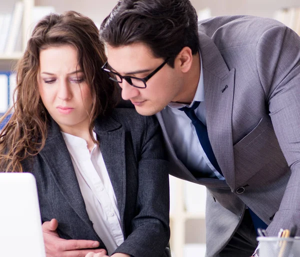 Concept de harcèlement sexuel avec l'homme et la femme au bureau — Photo