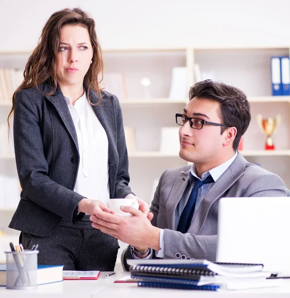 Concept de harcèlement sexuel avec l'homme et la femme au bureau — Photo