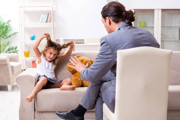 Psicologo infantile che frequenta una bambina — Foto Stock