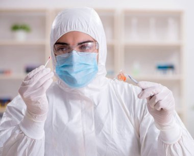 Kanıt için laboratuvarda çalışan uzman bir kriminolog.